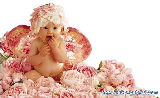 sifou-fashion : un bebe dans des fleurs
