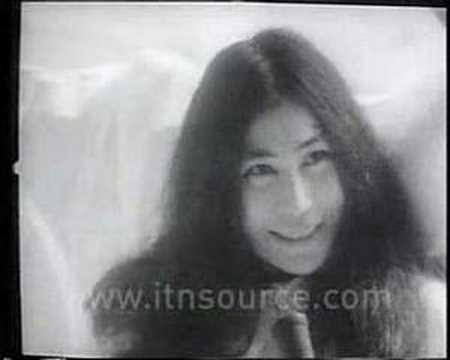 Yoko Ono » John Lennon & Yoko Ono stage a 'bed-in'