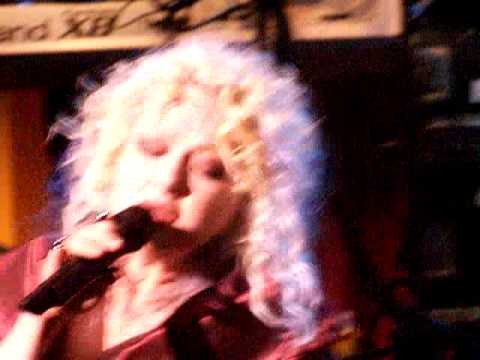 Cyndi Lauper » Cyndi Lauper singing Carey in Peekskill, NY 8/3/09