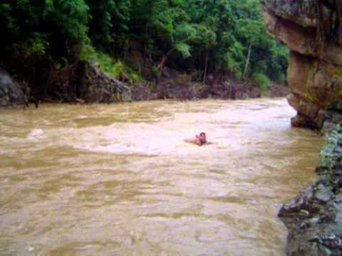 Laos- Jumping in Mae hong son river