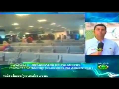 Slapstick - Partidarios del Palmeiras atacar a los jugadores en Argentina /