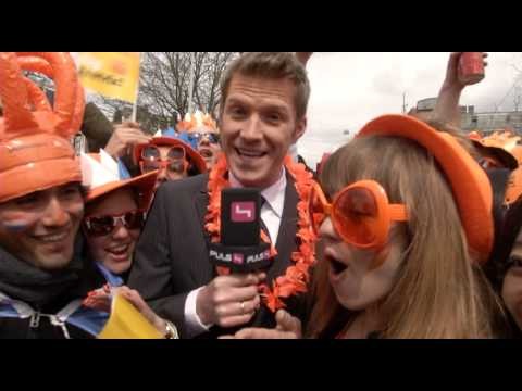 Amsterdamer Partyvolk umringt Moderator Florian Danner