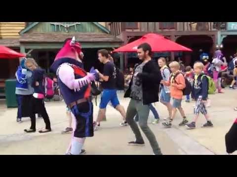 Vianney dancing between the mascots at the Walibi park!:)
