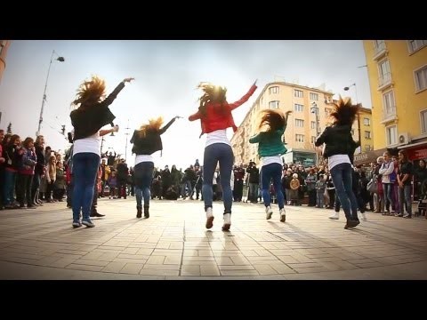 PSY Gangnam Style ê°•ë‚¨ìŠ¤íƒ€ì¼ í”Œëž˜ì‹œëª¹)  Movember Flashmob Dance