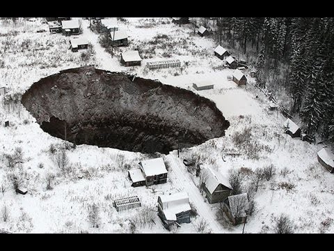 Fotos: Un enigmÃ¡tico crÃ¡ter se traga una mina en Rusia y sigue creciendo.