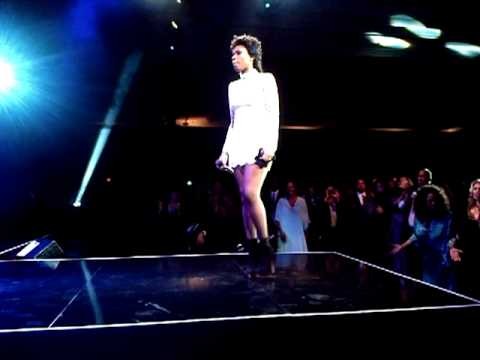 Jennifer Hudson Performs \Saving All My Love For You\ & \I'm Not Going\ Liv