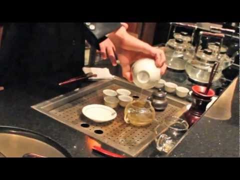 Preparo e serviÃ§o de chÃ¡ - Tea Master do Hotel Peninsula Shanghai