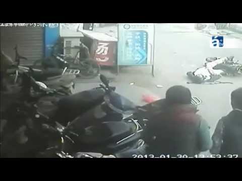 Total indiferencia ante motociclista accidentado - China