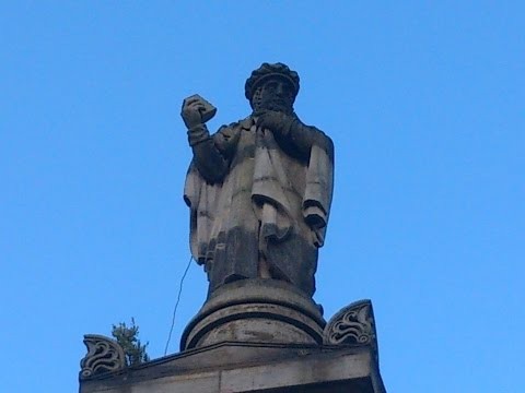 Welcome to the medieval center of Glasgow ! John Knox watching over the who