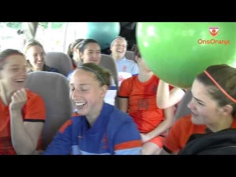 Dertien OranjeLeeuwinnen in een Cypriotisch busje 06-03-2013