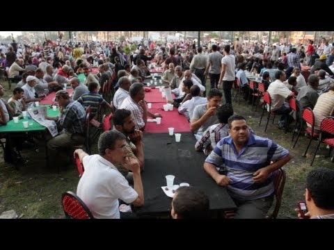 Thousands break Ramadan fast in Tahrir