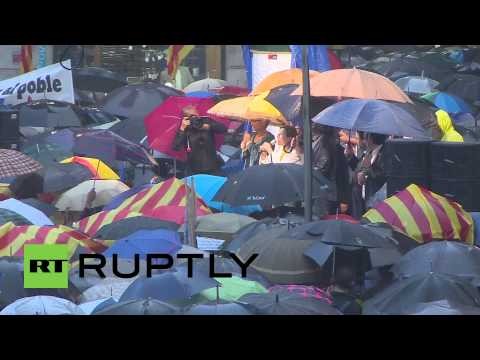 Spain: Catalonians swarm rainy Barcelona to back independence