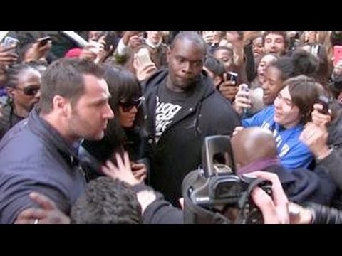 REALLY CRAZY - RIHANNA almost crushed by a sea of fans while entering her h
