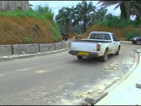 Gabon : reportage sur les travaux de la route de Nkolegoum.mp4