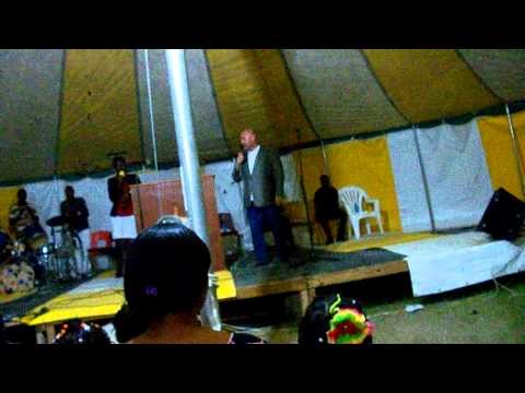 Viaje de Coni a haiti: Predicador haitiano orando
