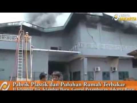 Kebakaran Pabrik Plastik Sambar Puluhan Rumah Di Jelambar Baru Jakarta Bara