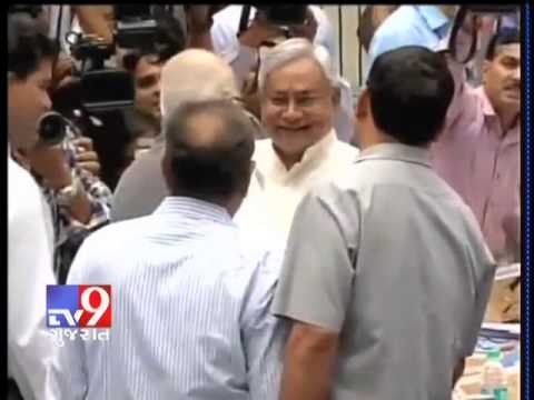Tv9 Gujarat - LK Advani & Nitish Kumar greet each other at NIC