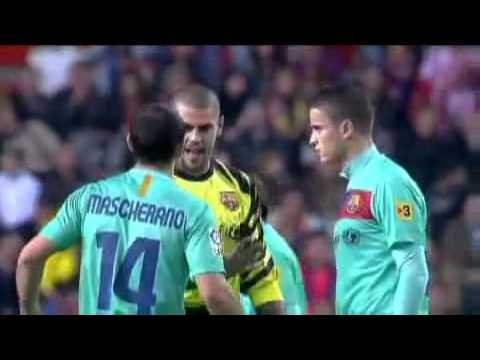 victor valdes is trying to speak english with ibrahim afellay! + translatio
