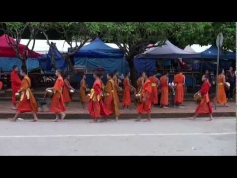 Les moines de Luang Prabang / The Monks of Luang Prabang (Laos)