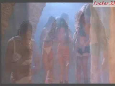 Scary Movie 2- Girls lose clothes