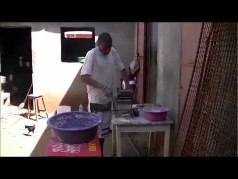 Madagascar la fabrication artisanal de pate pour la soupe