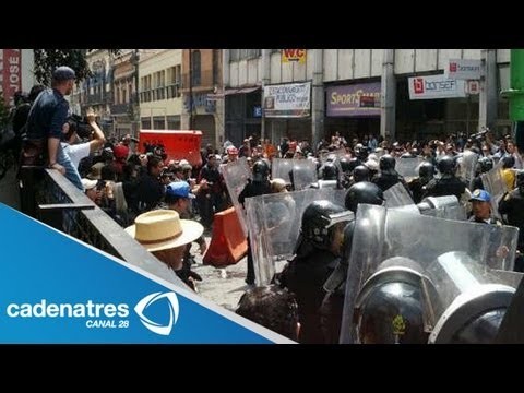 ÃšLTIMA HORA:Integrantes de la CNTE se enfrentan con granaderos