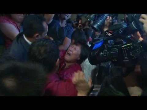 Wailing mother dragged from Flight 370 media room