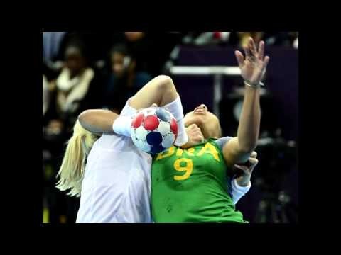 Ana Paula is pulled by Norway during the defeat of Brazil in the quarter fi