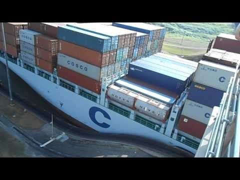Barco pasando por las esclusas de Miraflores