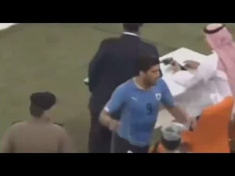 Luis Suarez fue al \BAÃ‘O\ en pleno partido Uruguay vs Arabia Saudi