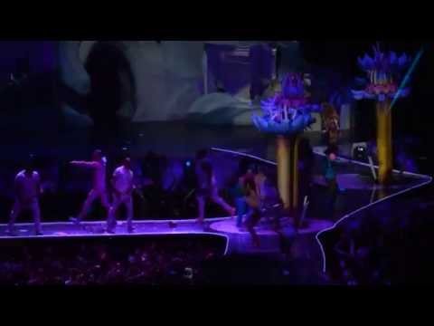 LADY GAGA JUMPS OVER THE CROWD / BARCELONA MANiCURE [Part 2] artRAVE