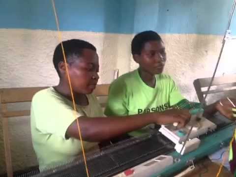Handicappede strikker trÃ¸jer til skoleuniformer