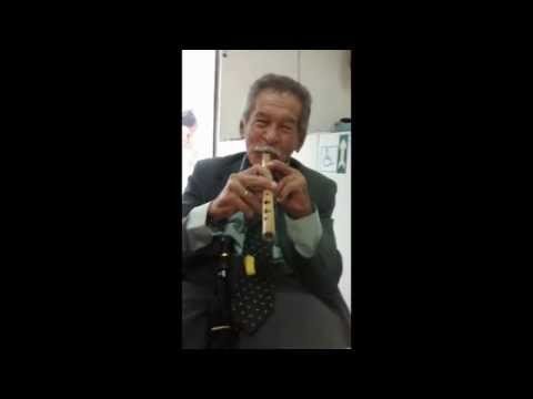 Idoso ensina como tocar flauta em um dia