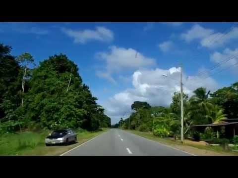 En taxi sur la route d'Albina Ã  Paramaribo au Suriname ce jeudi 19 02 2015