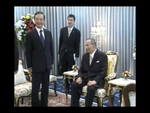 Wen Jiabao meets King Bhumibol of Thailand