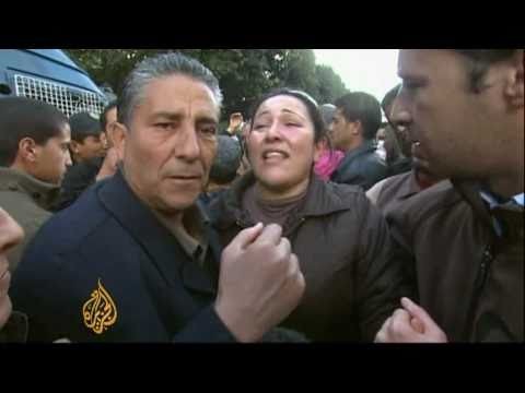 Tunisian police join protesters