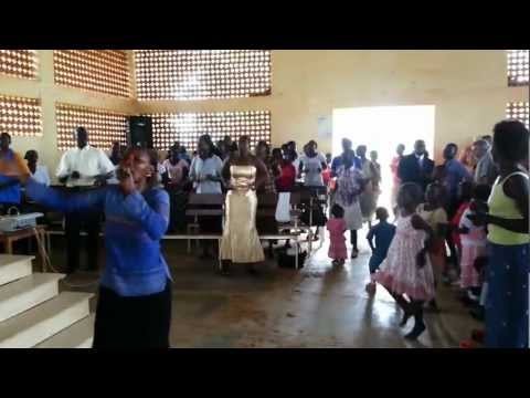 Estilo africano de cantar em Igreja EvangÃ©lica - Gulu - Uganda.