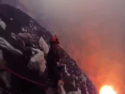 INCREIBLE! Hombre se filma dentro de un volcÃ¡n en erupciÃ³n